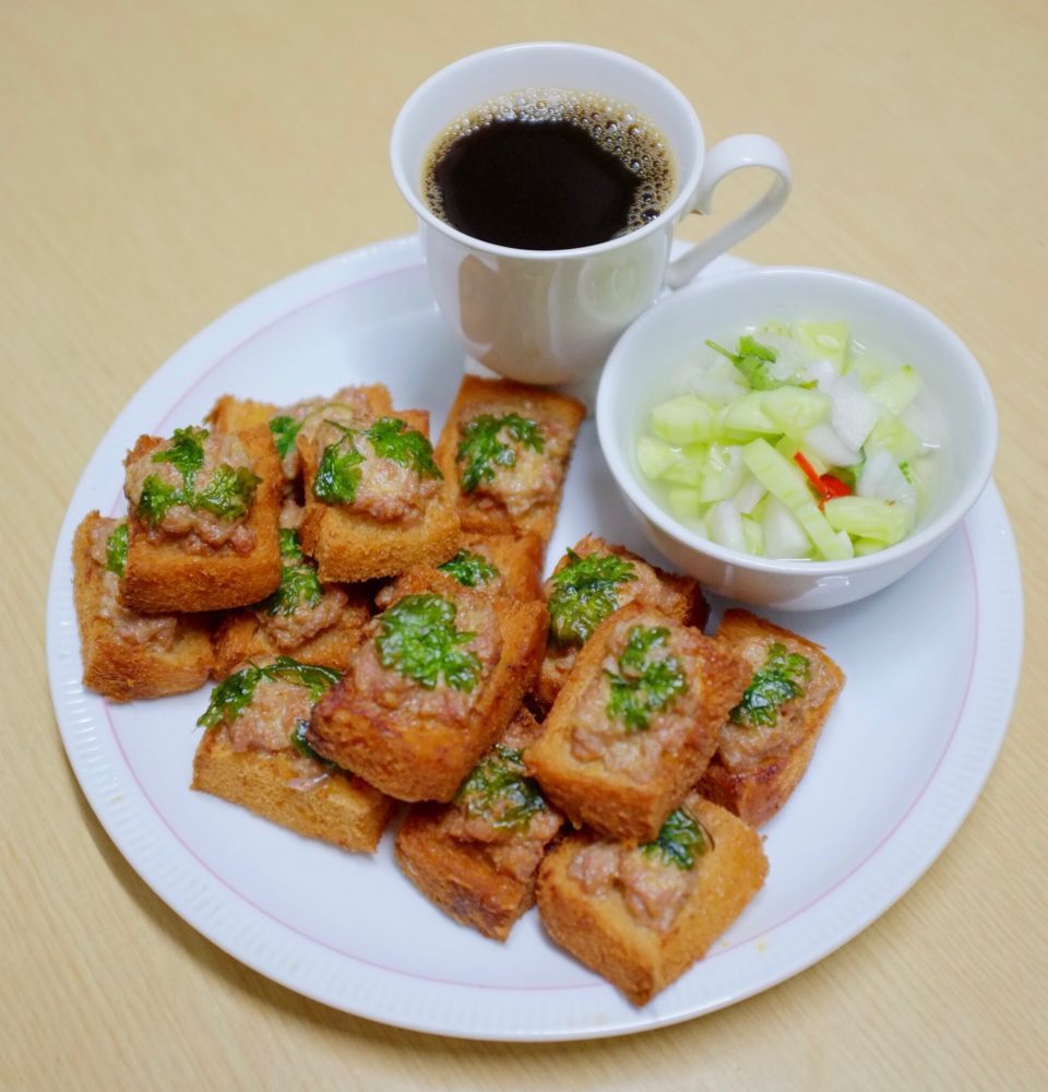 ขนมปังหน้าหมู พร้อมน้ำจิ้มอาจาด 8 IMG 1830